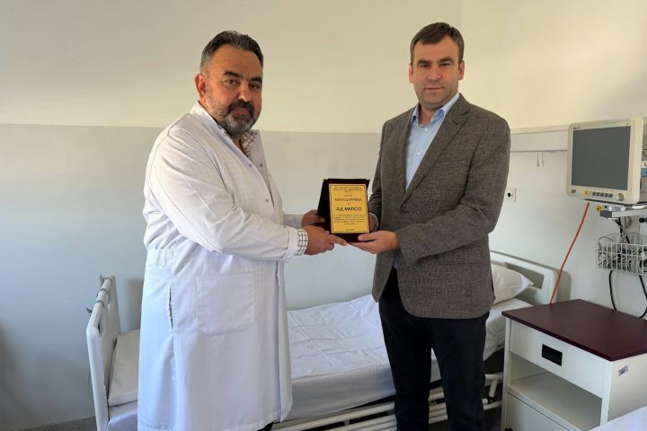 MEPSO mbështet shëndetësinë, Klinika e Kirurgjisë Torakale i ndan mirënjohje drejtorit Burim Latifi